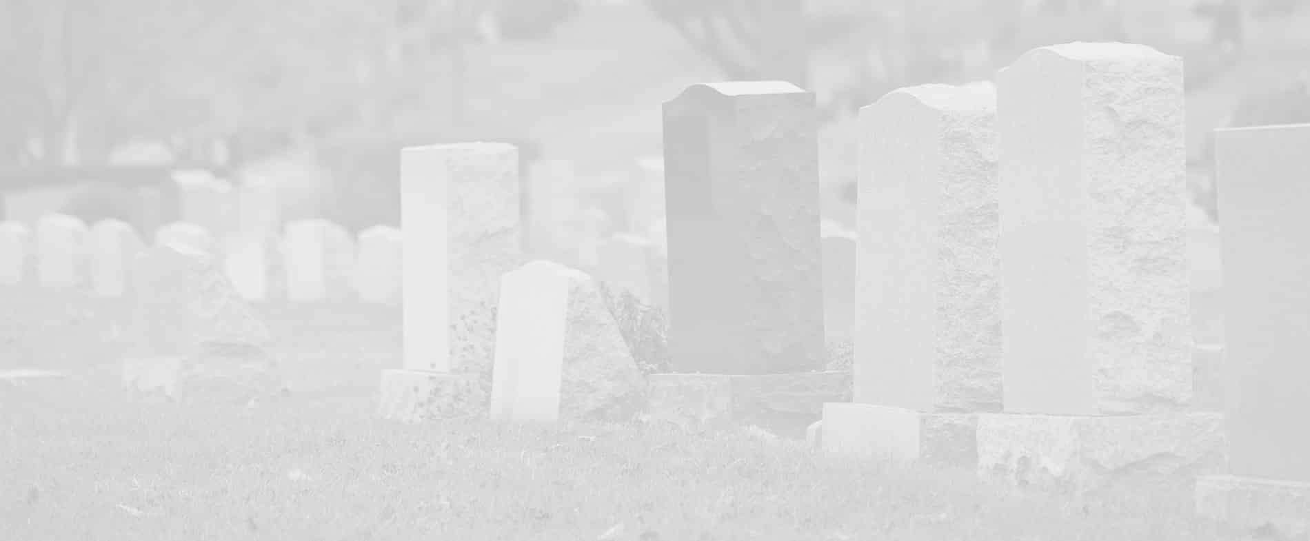 Una hilera de lápidas desgastadas por el paso del tiempo se alza en un cementerio cubierto de hierba, bajo un cielo apagado.